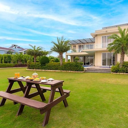 Stayvista At Blanc Belle With Outdoor Pool Sohna Εξωτερικό φωτογραφία